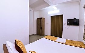 Nirupama,Hotel Aluva 700 Mtr From Aluva Railway Station